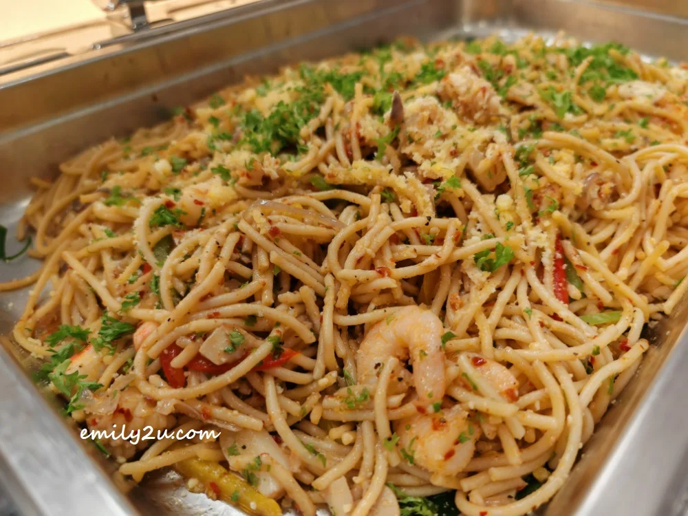 Spaghetti Aglio Olio Seafood with Mushrooms