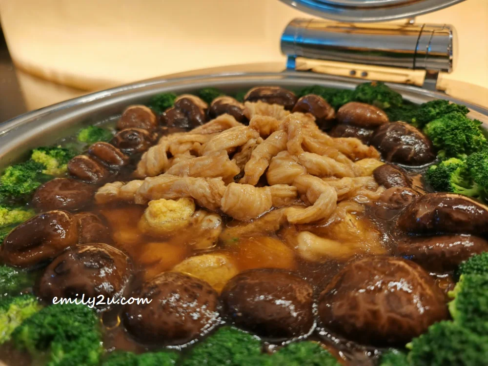 Braised Bean Curd, Seafood & Black Mushrooms with Brocolli