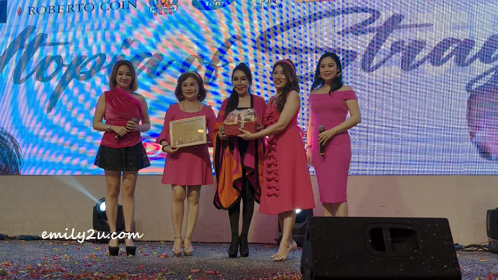 Datin Maylene Yong (M) receives a memento from Joey Foo, ISPCA Deputy President / Organising Chairperson