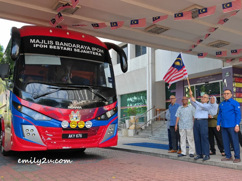 Ipoh City Mayor Y.Bhg. Dato' Rumaizi bin Baharin@Md Daud flags off the tour