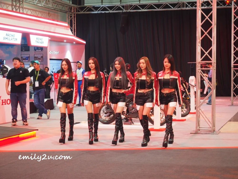 bike girls are ready