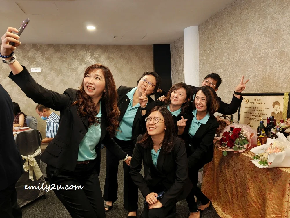 the event organising committee members pose for a wefie