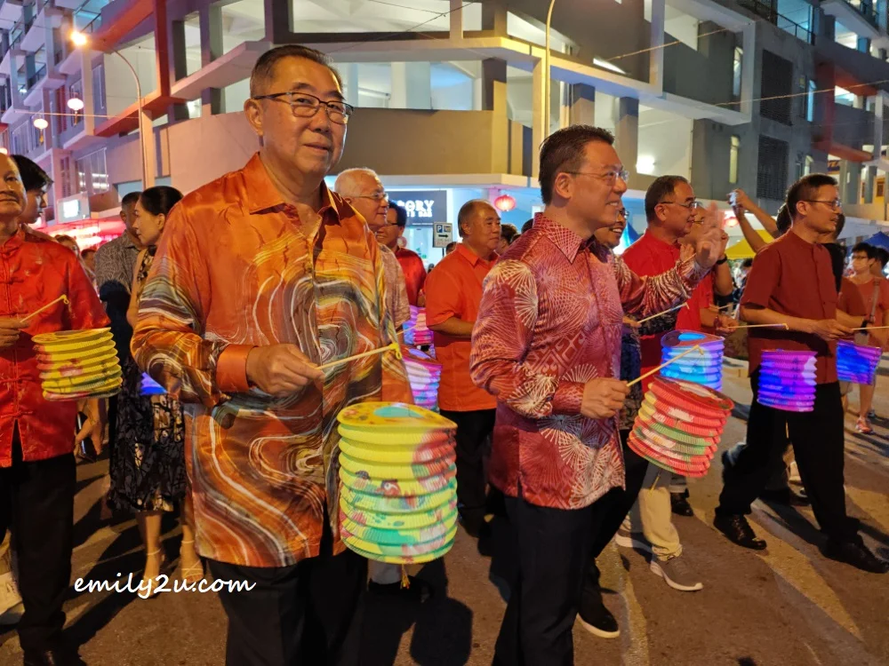 Mid-Autumn lantern parade led by VVIPs