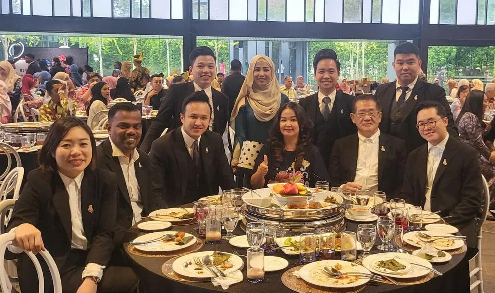 one of the organising committee members, Ms. Maggie Ong (seated 3rd R) with management team of 1969 Business Suites, one of the main corporate sponsors