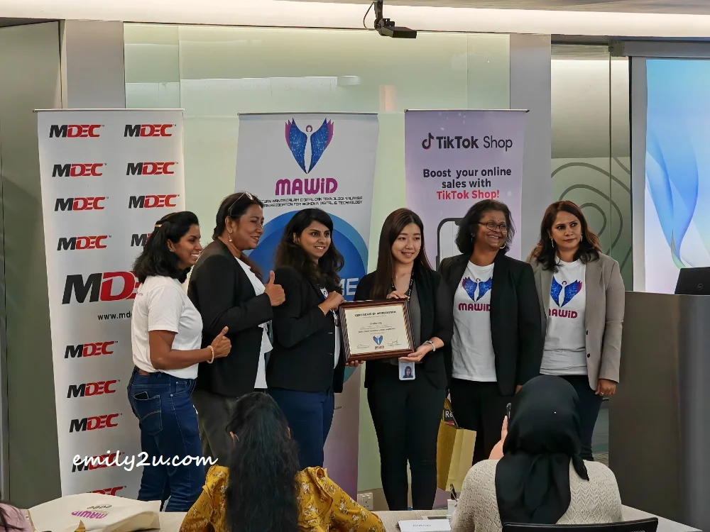 a token of appreciation for Cherise Ling (4th L), TikTok Shop Malaysia