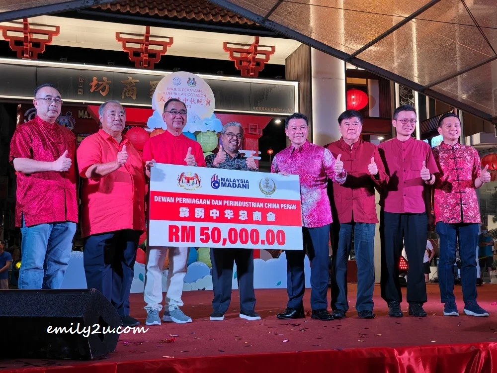 Minister of Local Government Development (KPKT) YB Nga Kor Ming hands over a mock cheque to PCCCI to defray their expenses
