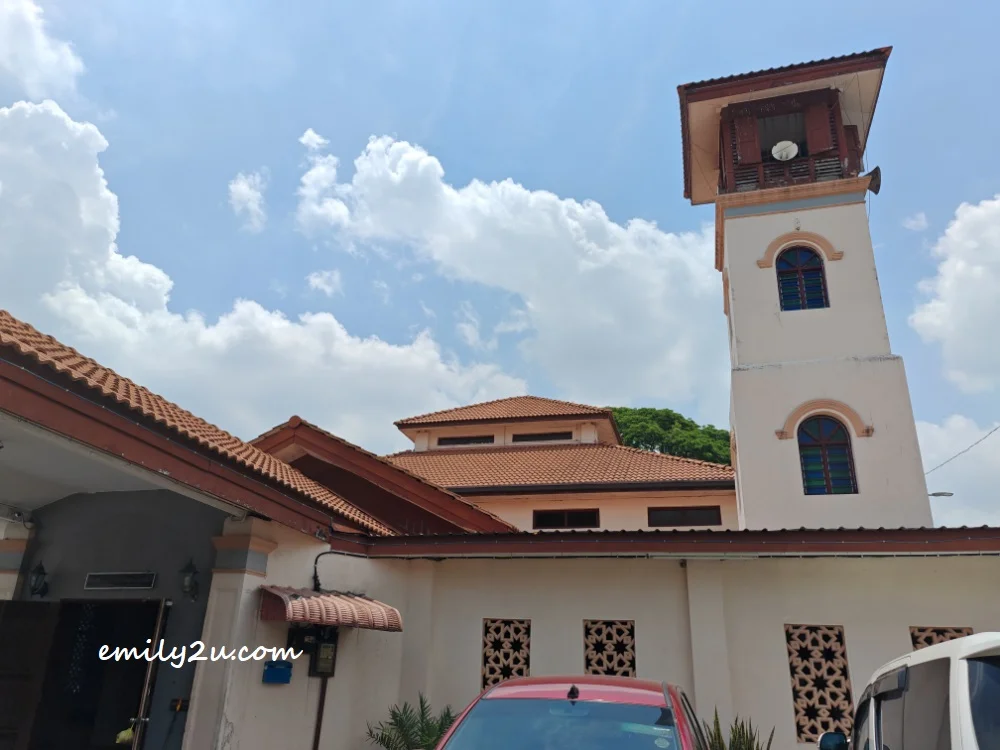 Masjid Paloh with the 3-tiered dome and 5-tiered minaret
