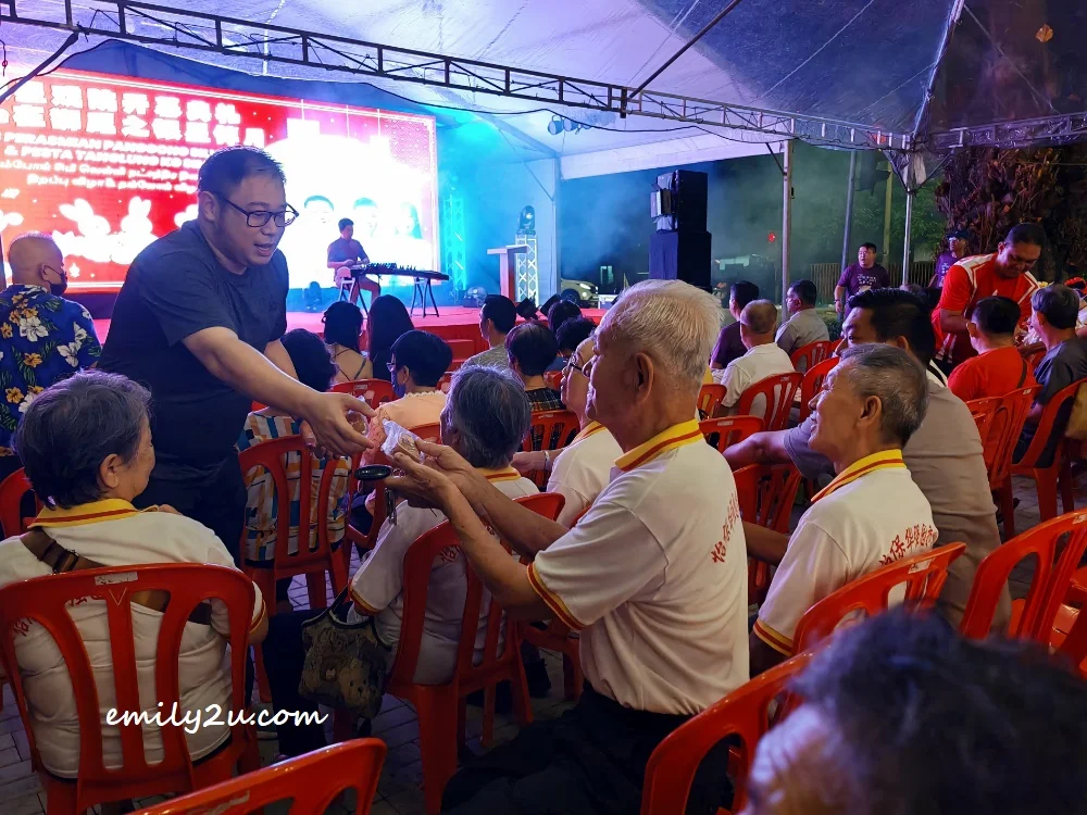distribution of complimentary mooncakes