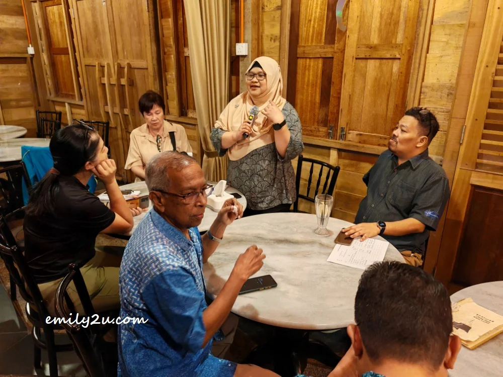 Puan Amalina from Persatuan Seni Permata Kinta Perak (SEMARAK) introduces herself