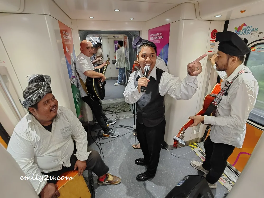 Hamimi on vocals, backed by Gerakan Seniman Pinggir Alam  (GSPA)