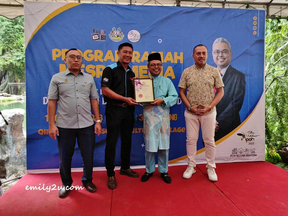 certificate of appreciation from the Ipoh City Council to Sunway Lost World of Tambun (2nd L)