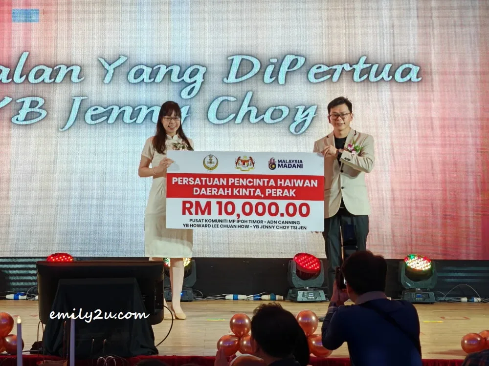 Mutts & Mittens President Chong Choon Kit (R) receives a mock cheque from Deputy Speaker Perak State Legislative Assembly YB Jenny Choy