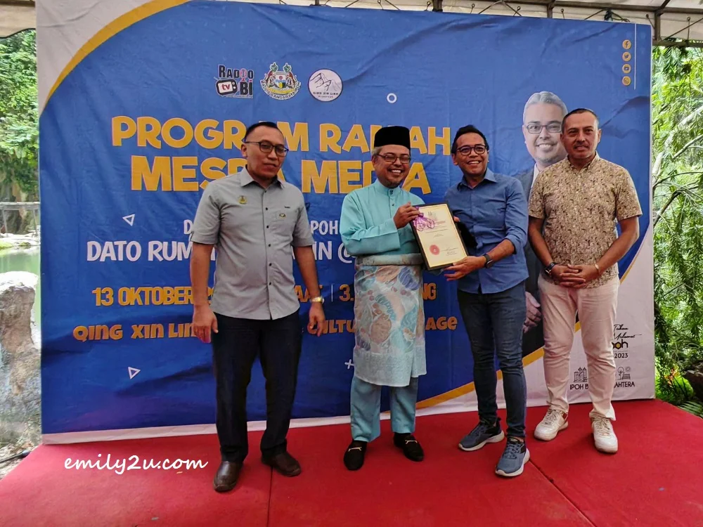 certificate of appreciation from the Ipoh City Council to Perak Media Sports & Welfare Club (2nd R)