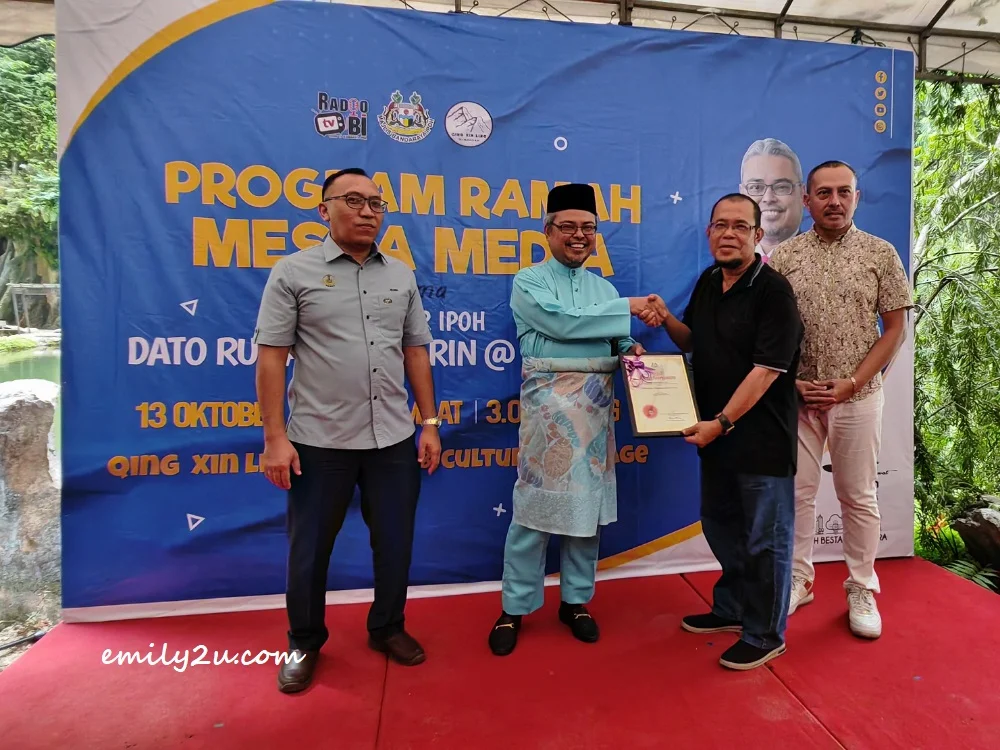 certificate of appreciation from the Ipoh City Council to Perak Media Practitioners Association (2nd R)