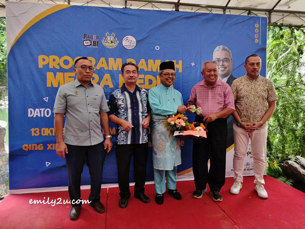 fruit basket presentation to the Mayor from Qing Xin Ling
