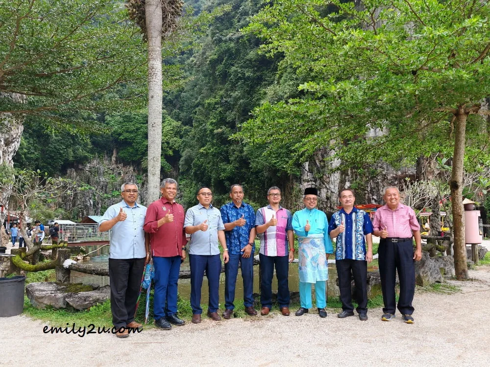 group photo with the Mayor (in light blue)