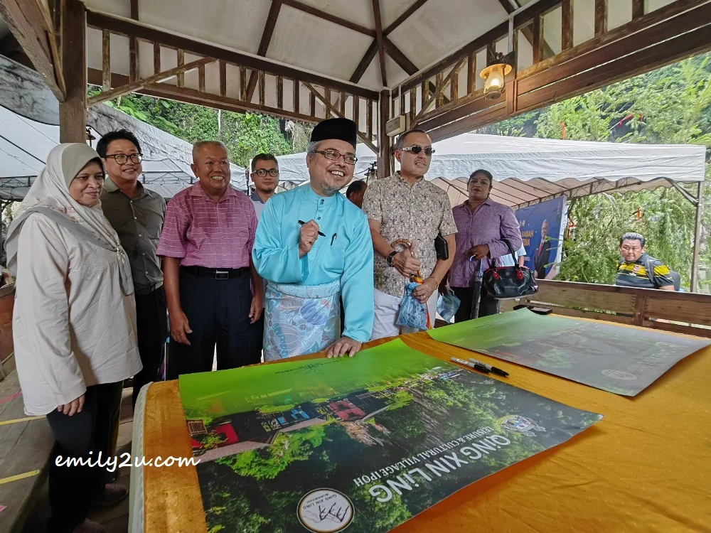 Ipoh City Mayor Y.Bhg. Dato' Rumaizi bin Baharin@Md Daud (in blue) signs the event poster