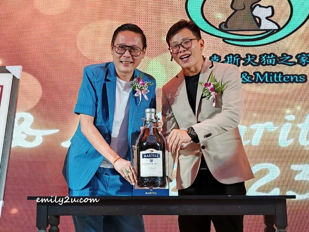 auction winner Mr. Nilson Pan, Waikiki Travel Sdn. Bhd. company director (L)