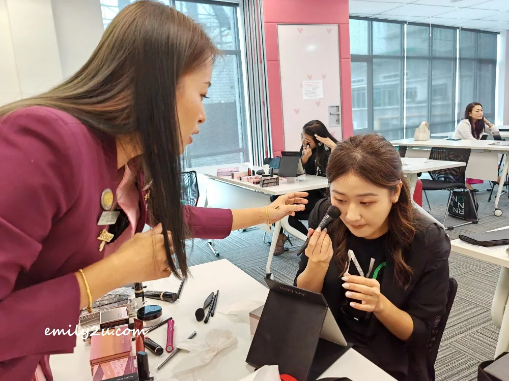 Sarah Phuah, Mary Kay Sales Director Perak, assisting Ceci Yong Jia Wen (R)