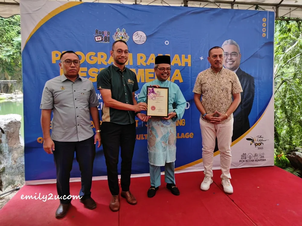 certificate of appreciation from the Ipoh City Council to KL Kepong Berhad (2nd L)