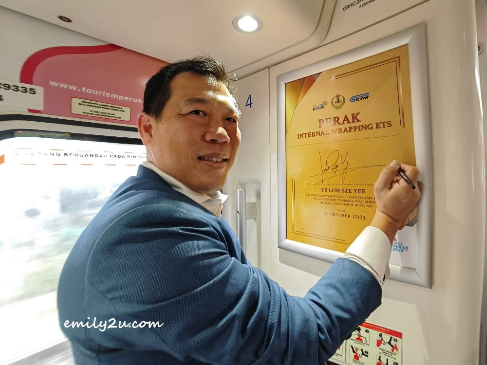 YB Tuan Loh Sze Yee, Chairman of the Perak State Tourism, Industry, Investment & Corridor Development Committee signs the plaque