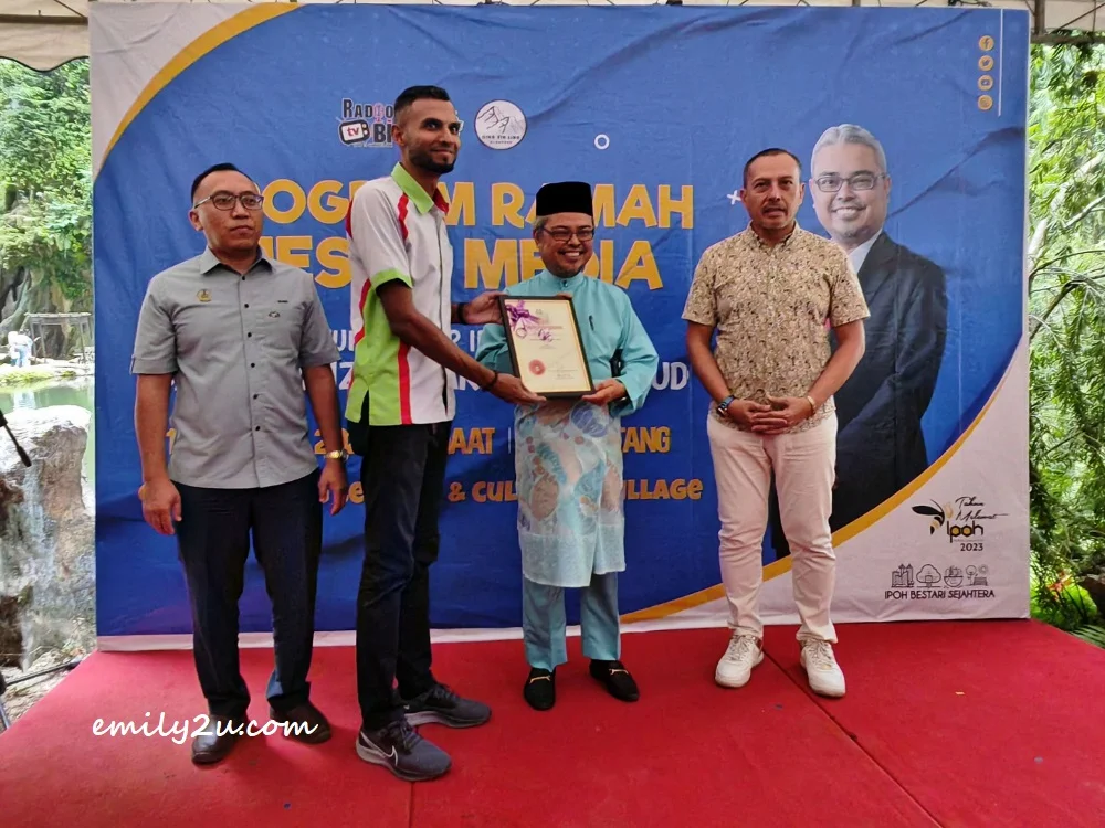 certificate of appreciation from the Ipoh City Council to Navira Meditech Sdn Bhd (2nd L)