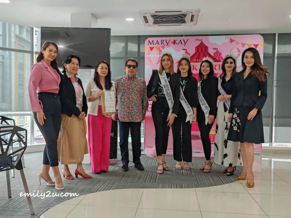 Tourism Perak Chairman YB Dato' Mohd Kamil Bin Dato' Shafie is the thorn among the roses of the Top 3 winners of Miss Perak Tourism 2023, RNG Consultancy and sponsors