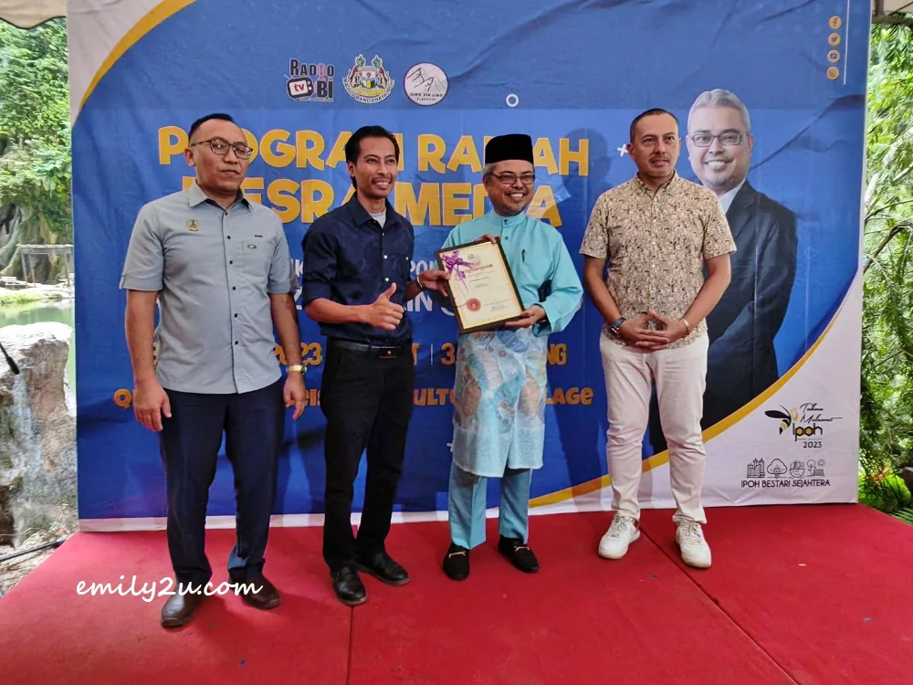 certificate of appreciation from the Ipoh City Council to Pasaraya Econsave (2nd L)