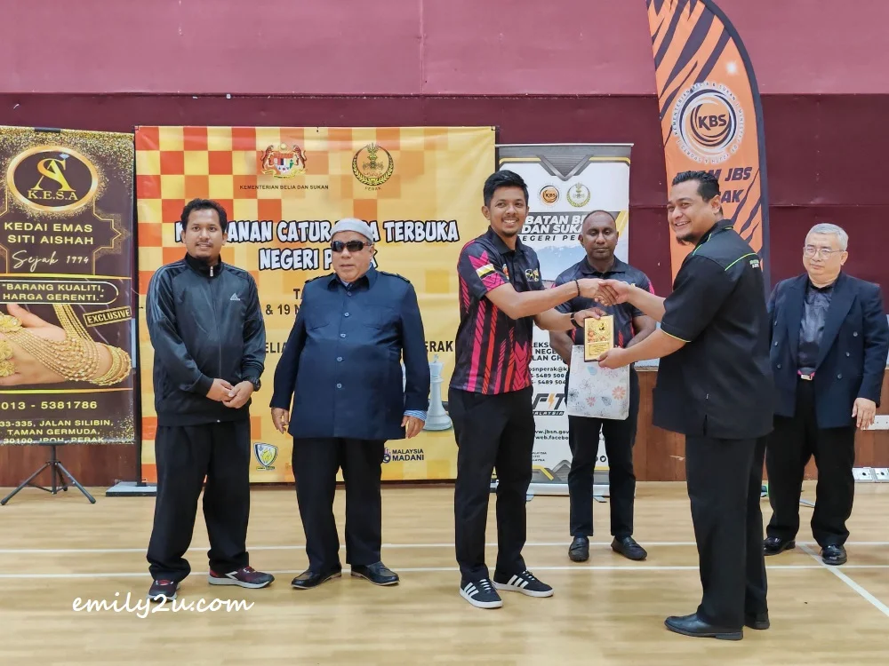 a token of appreciation is presented to a representative of Aisha DNI Agro Resort, the tournament's strategic partner