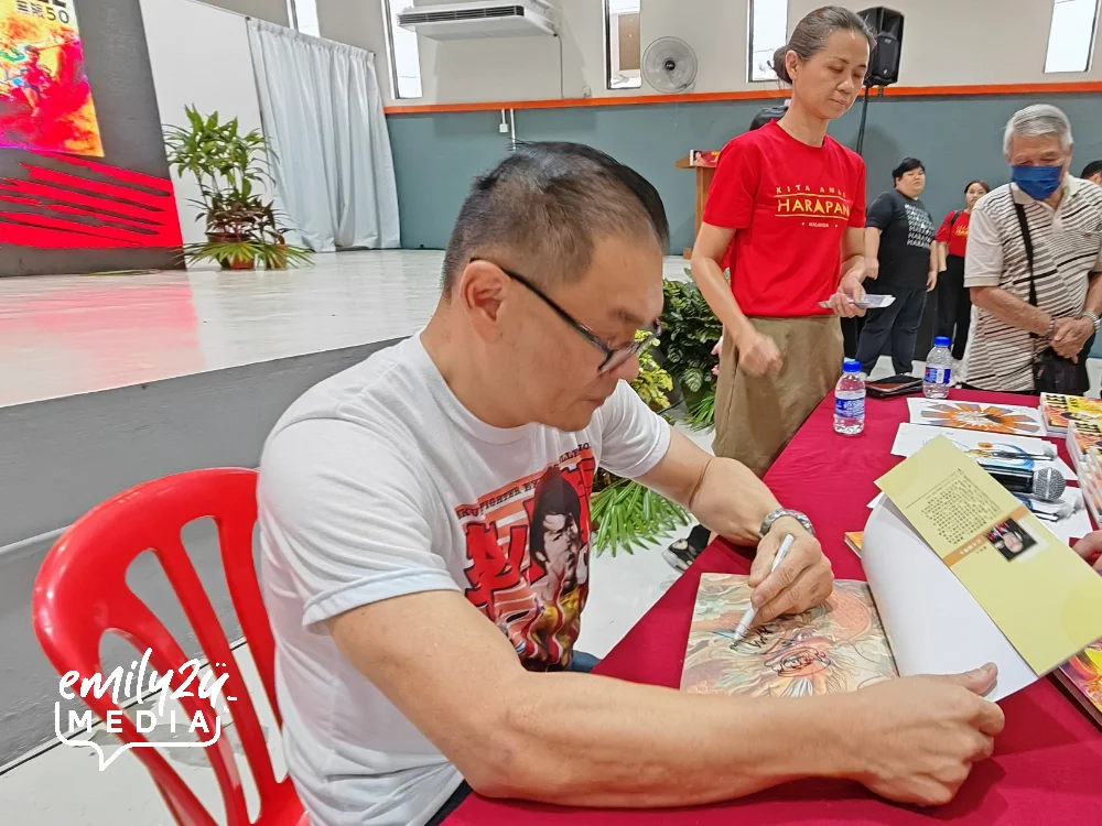 Superman Hew autographs the books