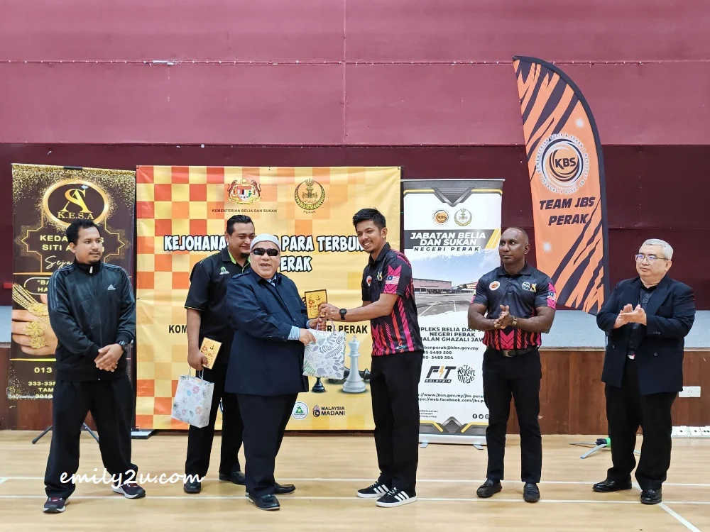 a token of appreciation is presented to Dato' Haji Mah Hassan Bin Haji Omar, President Persatuan Catur OKU Malaysia