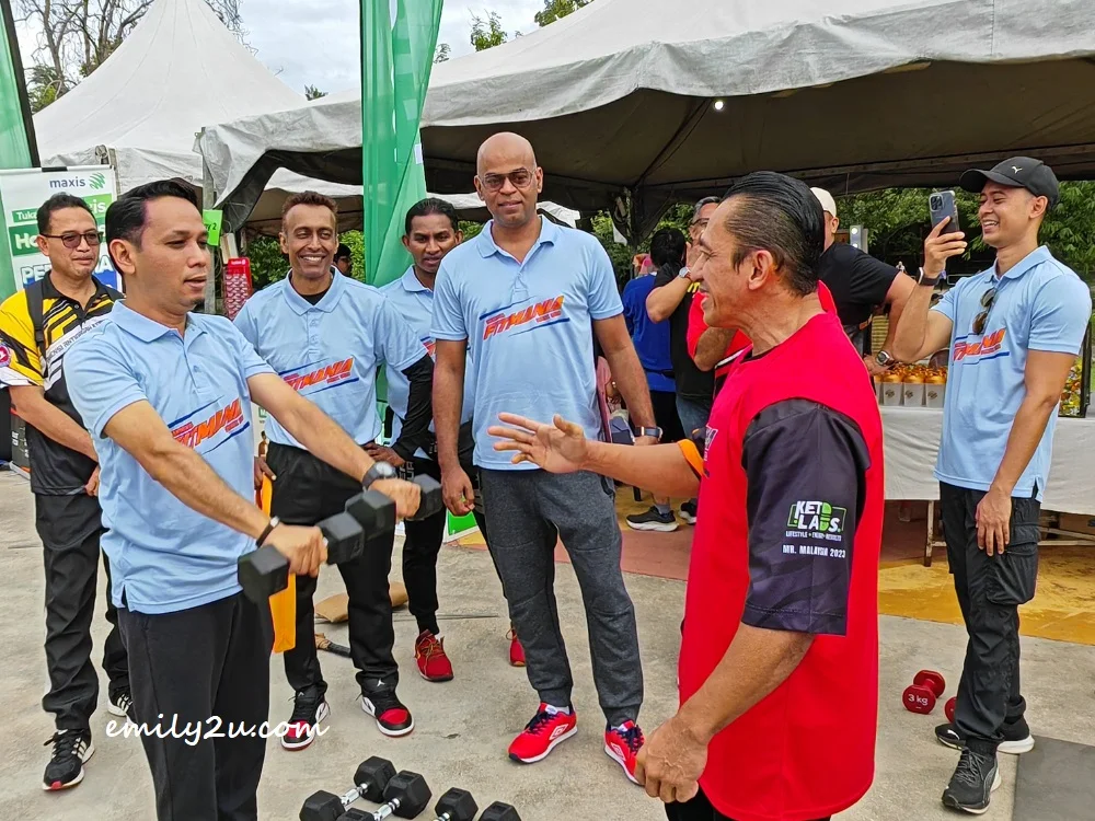 Perak State Legislative Executive Councillor (ExCo) for Communications, Multimedia & NGOs, YB Encik Mohd Azlan Helmi bin Helmi checks out the weights