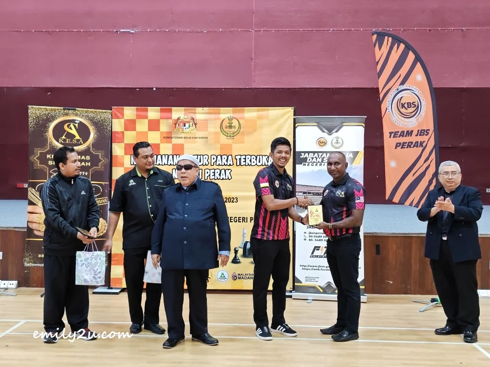 a token of appreciation is presented to Tuan Mohd Khairul bin Kamis, Deputy Director, Perak Department of Youth & Sports (Sports Development) from Dato' Mohd. Anuar Bin Ibrahim, President Persatuan Catur Para Negeri Perak (R)