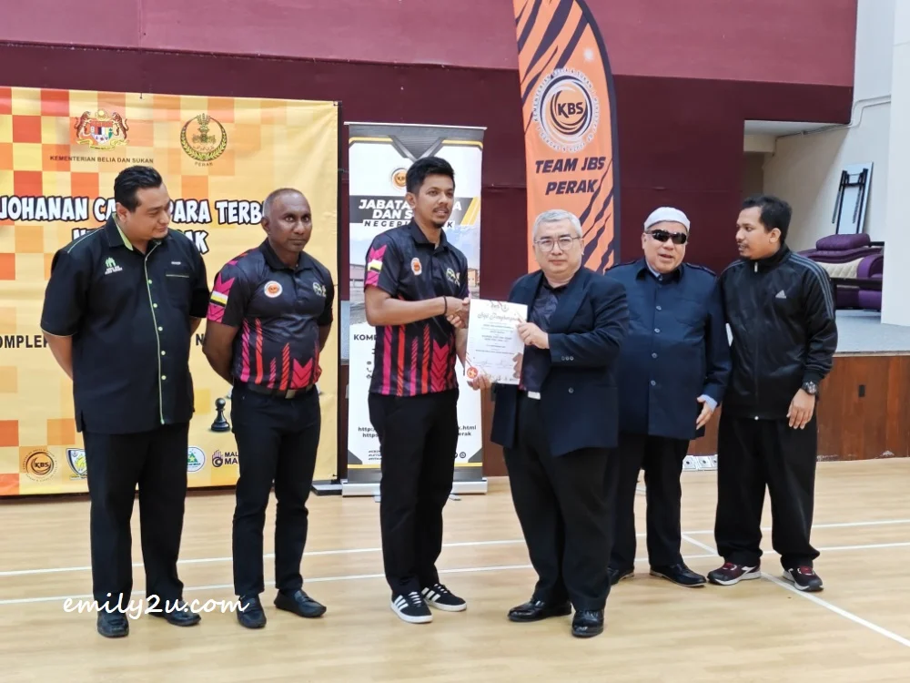 presentation of appreciation certificate to FIDE Arbiter Rizal Ahmad Kamal - Chief Arbiter (R)