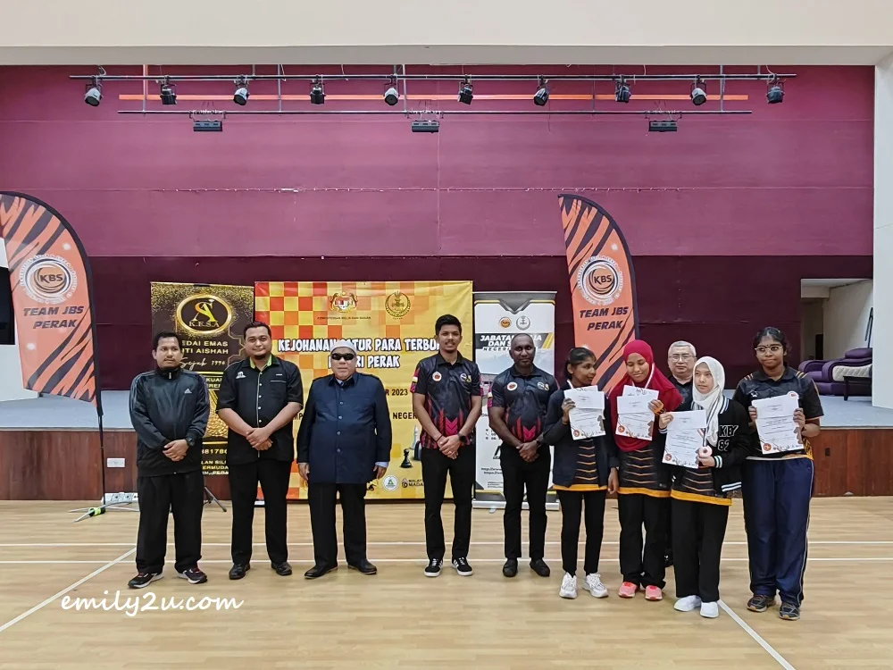 group photo with the winners of Women's Visual Category