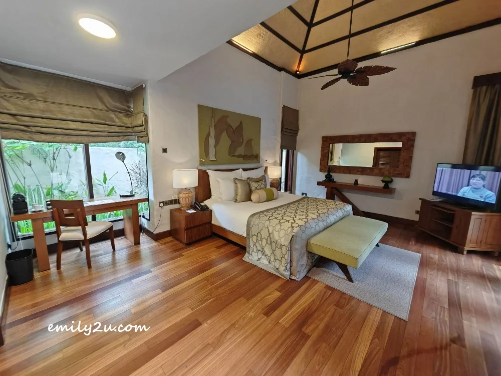 suite with a king-size bed and workstation