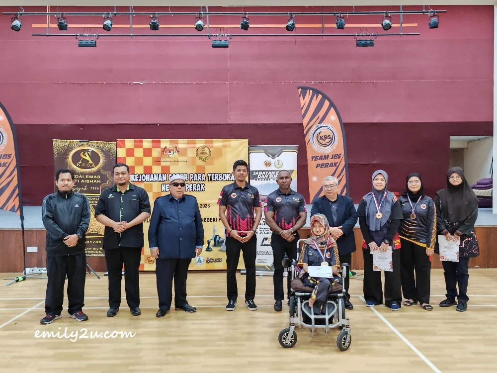 group photo with the winners of Women's Physical Category