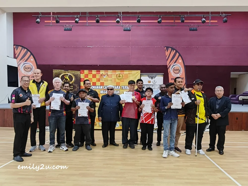 group photo with the winners of Men's Visual Category