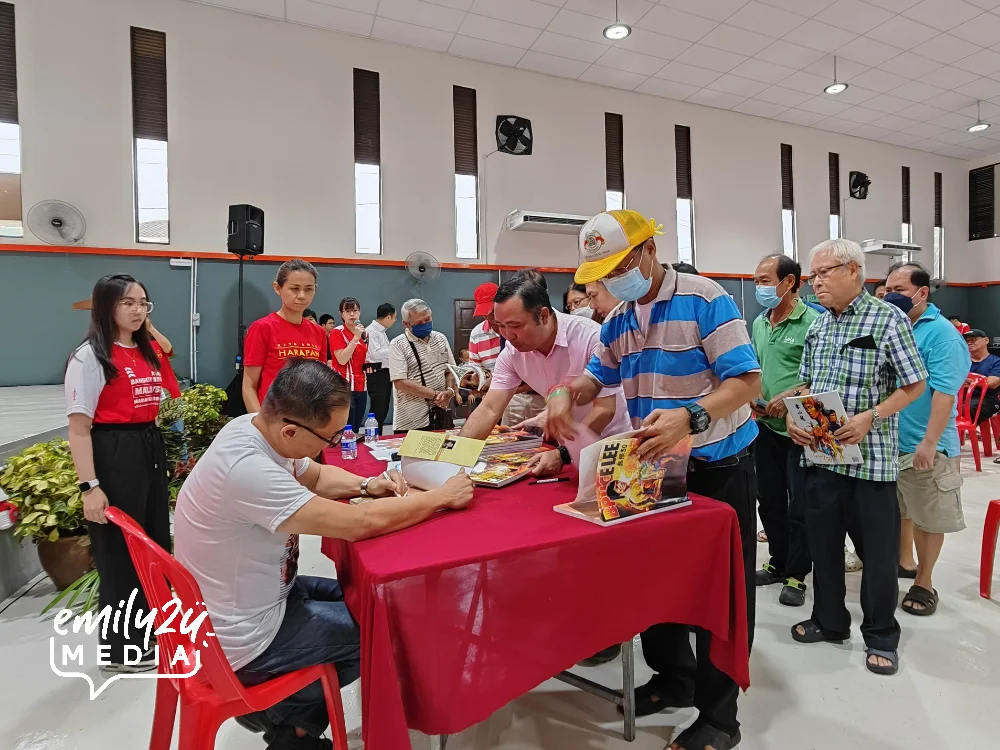 Bruce Lee fans queue to purchase Superman Hew's book, which was sold out in two days