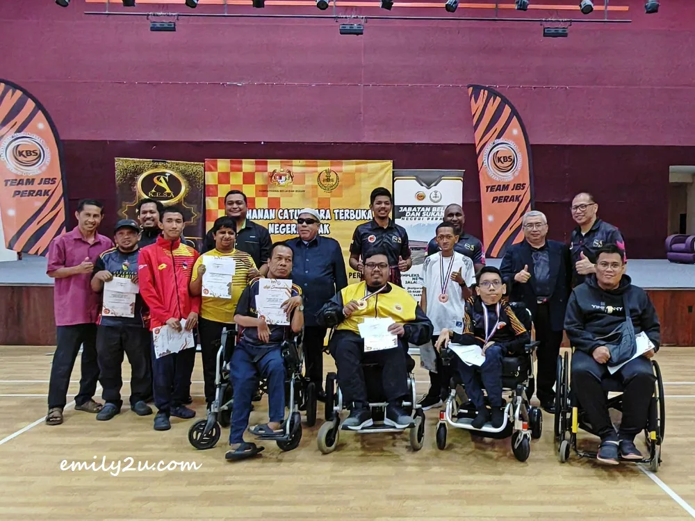 group photo with the winners of Men's Physical Category