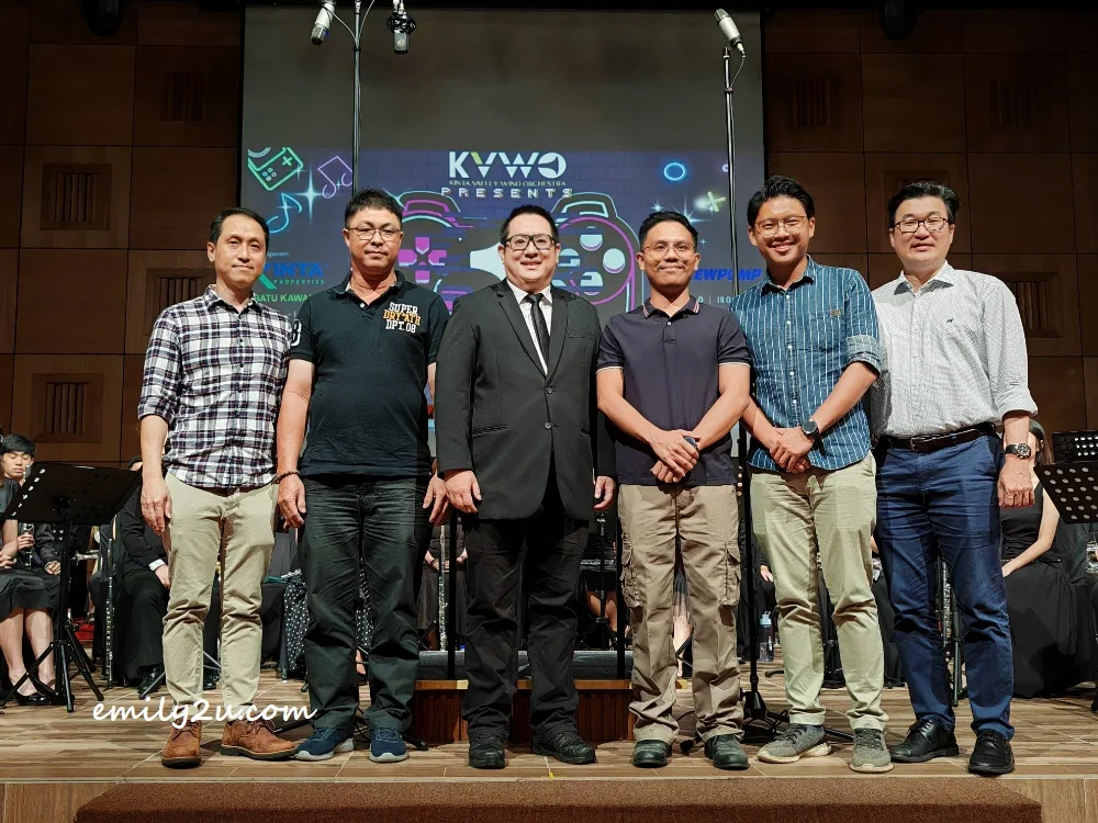 Kinta Valley Wind Orchestra (KVWO) sponsors with Kinta Valley Symphonic Society (KVSS) President Jeffrey Cheong (3rd L)