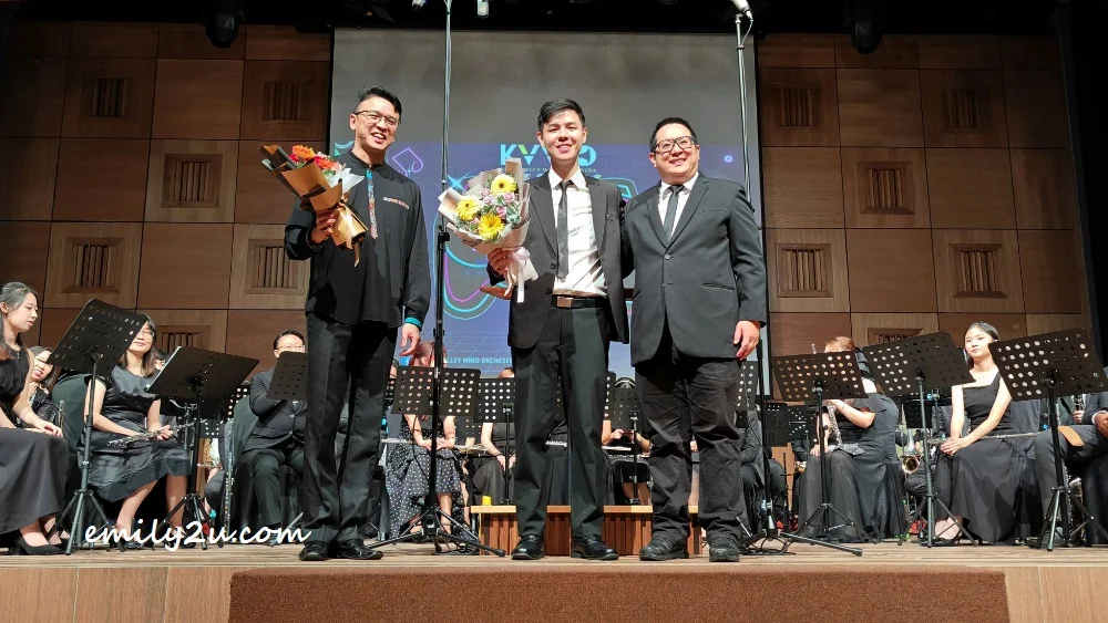 bouquets for the conductors from Kinta Valley Symphonic Society (KVSS) President Jeffrey Cheong (R)
