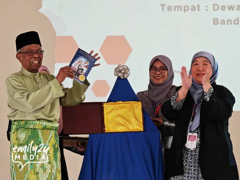 Perak Tourism Association (PTA) President Datuk Hj. Mohd. Odzman Bin Abdul Kadir (L) unveils the novel as Director of KPTM Ipoh Puan Noor Laili Abdullah (R) claps 