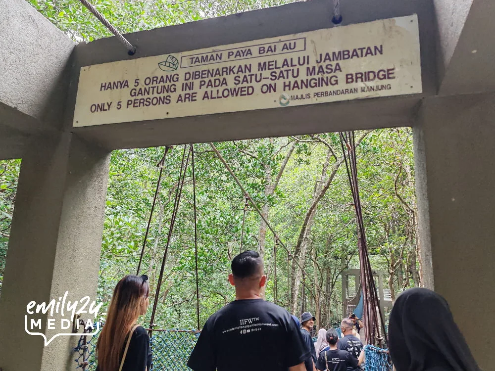 weight limit alert of the hanging bridge at Taman Paya Bakau Bandar