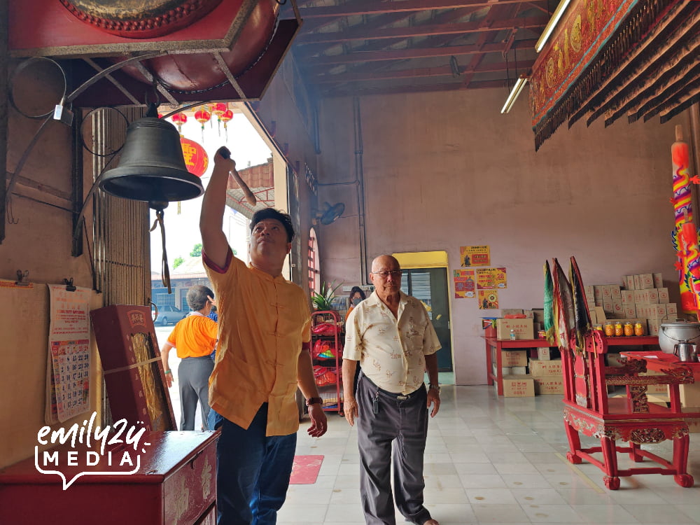 Master Loong bangs the drum and rings the bell to convey blessings for Kanthan Baru village chief