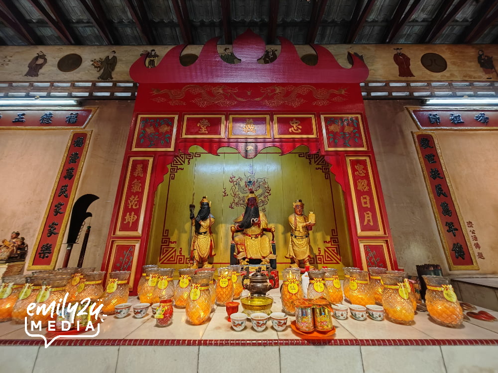 main altar: Lord General Kwan Ti flanked by Prince Kwan Peng (R) and General Zhou Cheong (L)