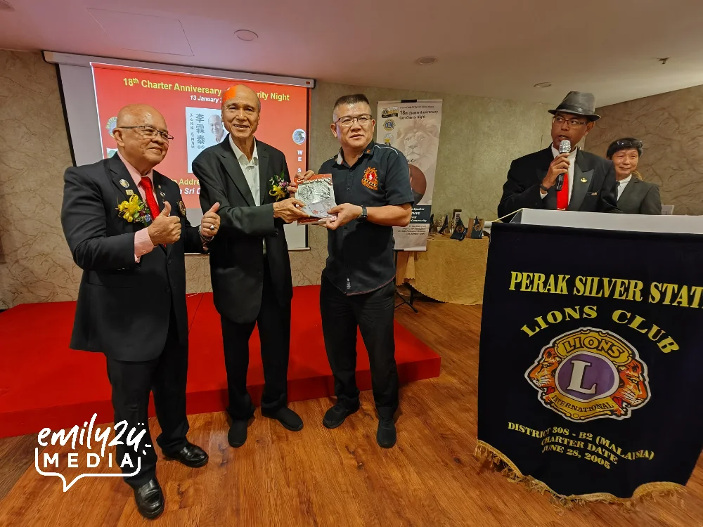 Mr Wong Kam Seng (3rd L) purchases the book 'Call Lee Lam Thye' at RM1000
