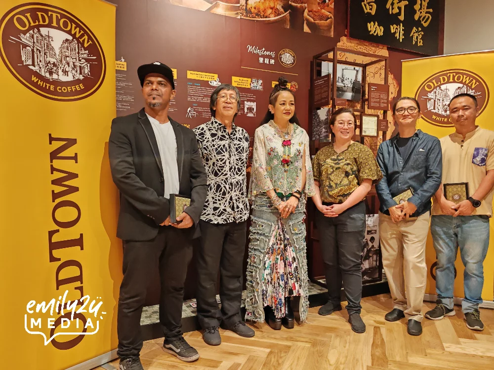 Dawn Liew, CEO of Kopitiam Asia Pacific Sdn Bhd. (3rd R) with artists from the Artists Heritage Collaboration Project