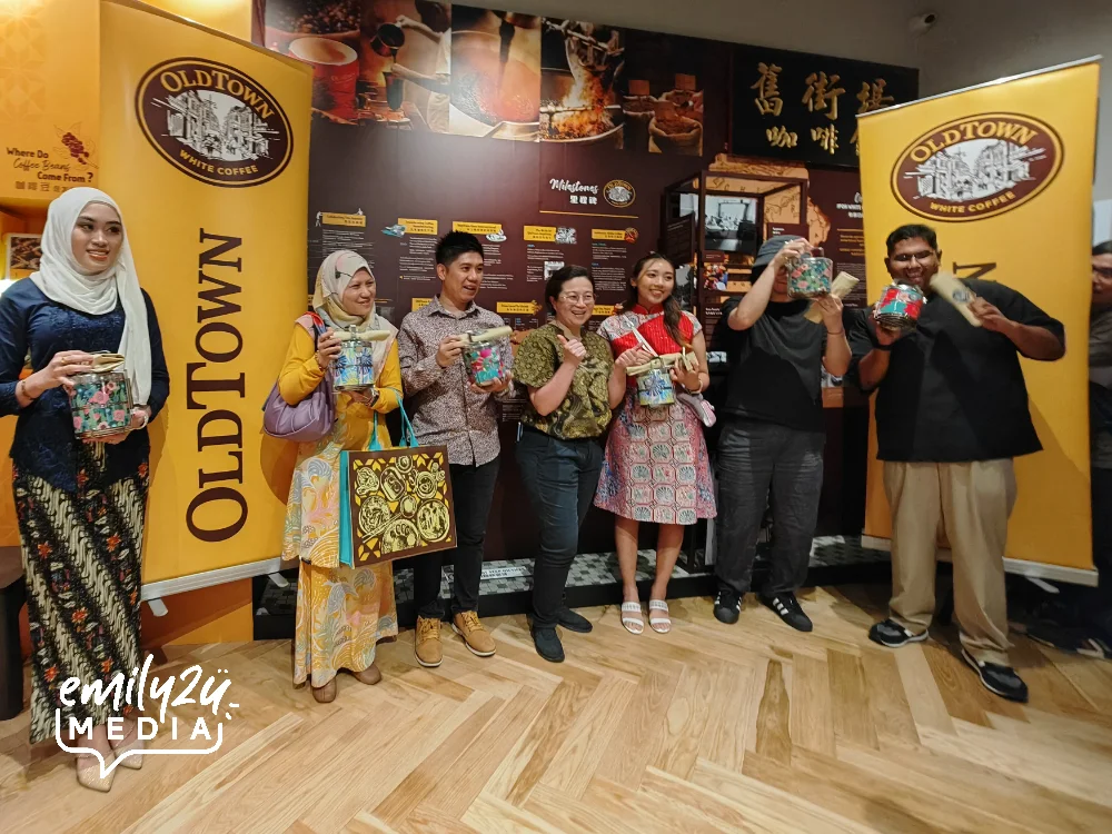 Dawn Liew, CEO of Kopitiam Asia Pacific Sdn Bhd. (4th R) alongside lucky draw winners