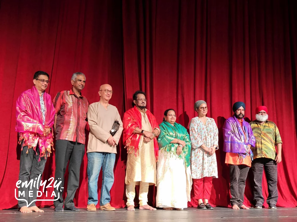 honouring the sitar maestro (4th L) and his wife